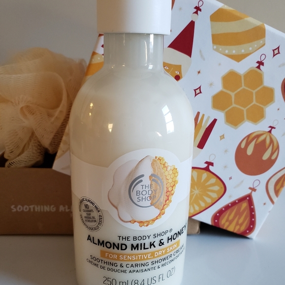 Brand New The Body Shop Bath Set - Picture 2 of 16